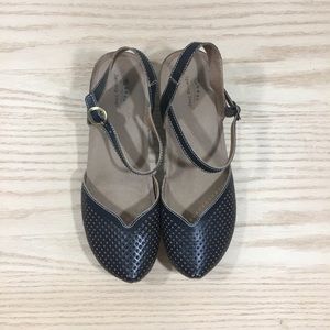 L'Artiste Style Lizzie close toe sandal w/ buckle